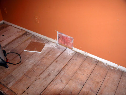 The floor slates are nailed under the wall.